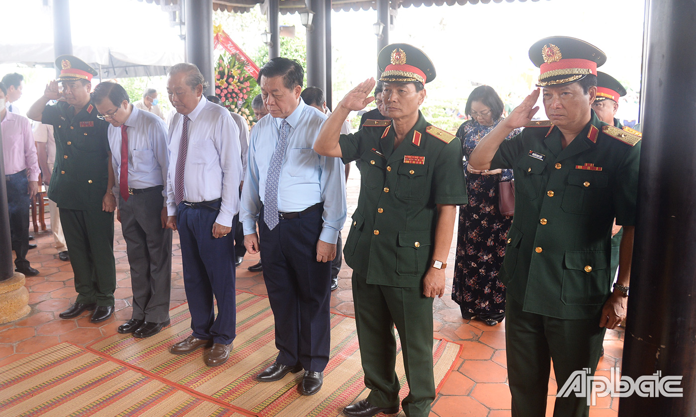 Đoàn lãnh đạo Trung ương thắp hương và dành một phút mặc niệm tại Đền thờ Đền thờ Anh hùng dân tộc Trương Định (xã Gia Thuận, huyện Gò Công Đông).