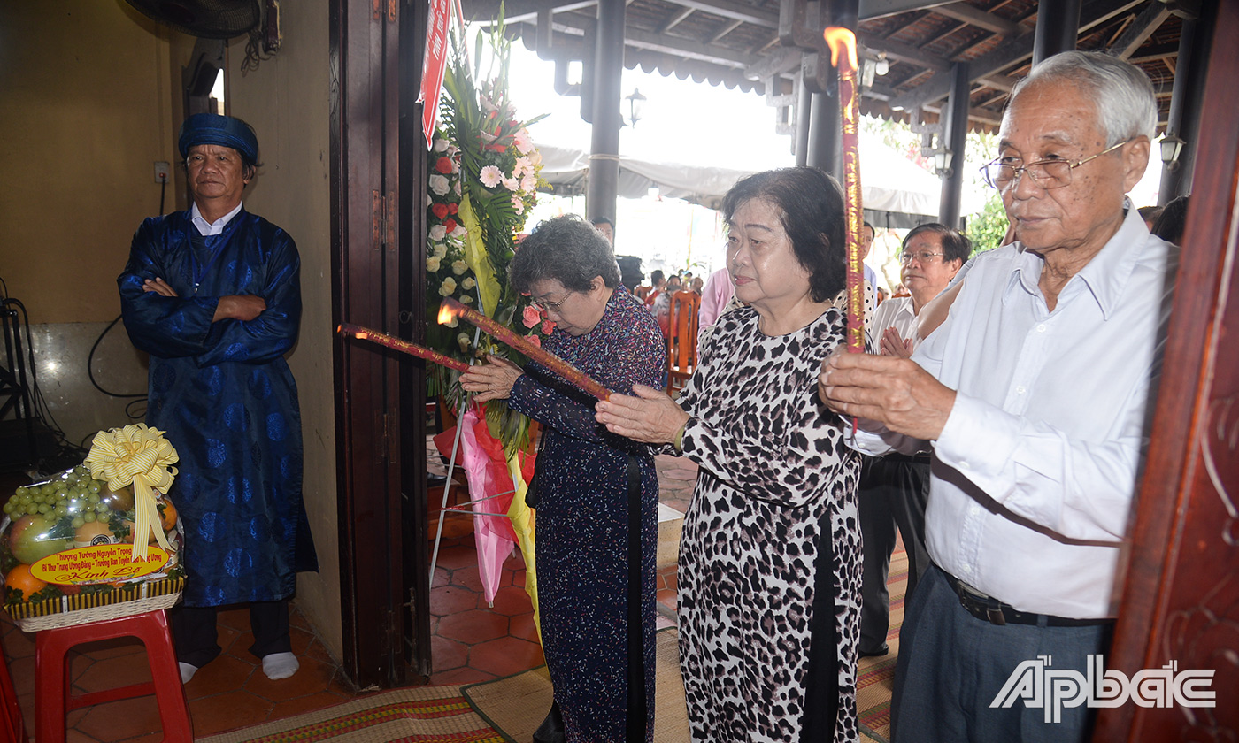 Đồng chí Trương Mỹ Hoa, nguyên Bí thư Trung ương Đảng, nguyên Phó Chủ tịch Nước dâng hương tại tại Đền thờ Anh hùng dân tộc Trương Định (xã Gia Thuận, huyện Gò Công Đông).