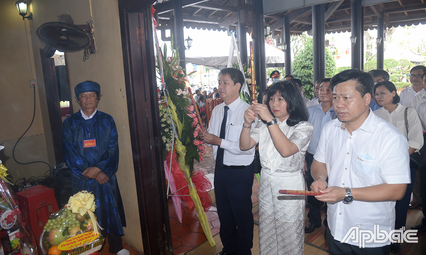 Đoàn lãnh đạo tỉnh Quãng Ngãi và huyện Sơn Tịnh dâng hương tưởng niệm tại Đền thờ Anh hùng dân tộc Trương Định (xã Gia Thuận, huyện Gò Công Đông).