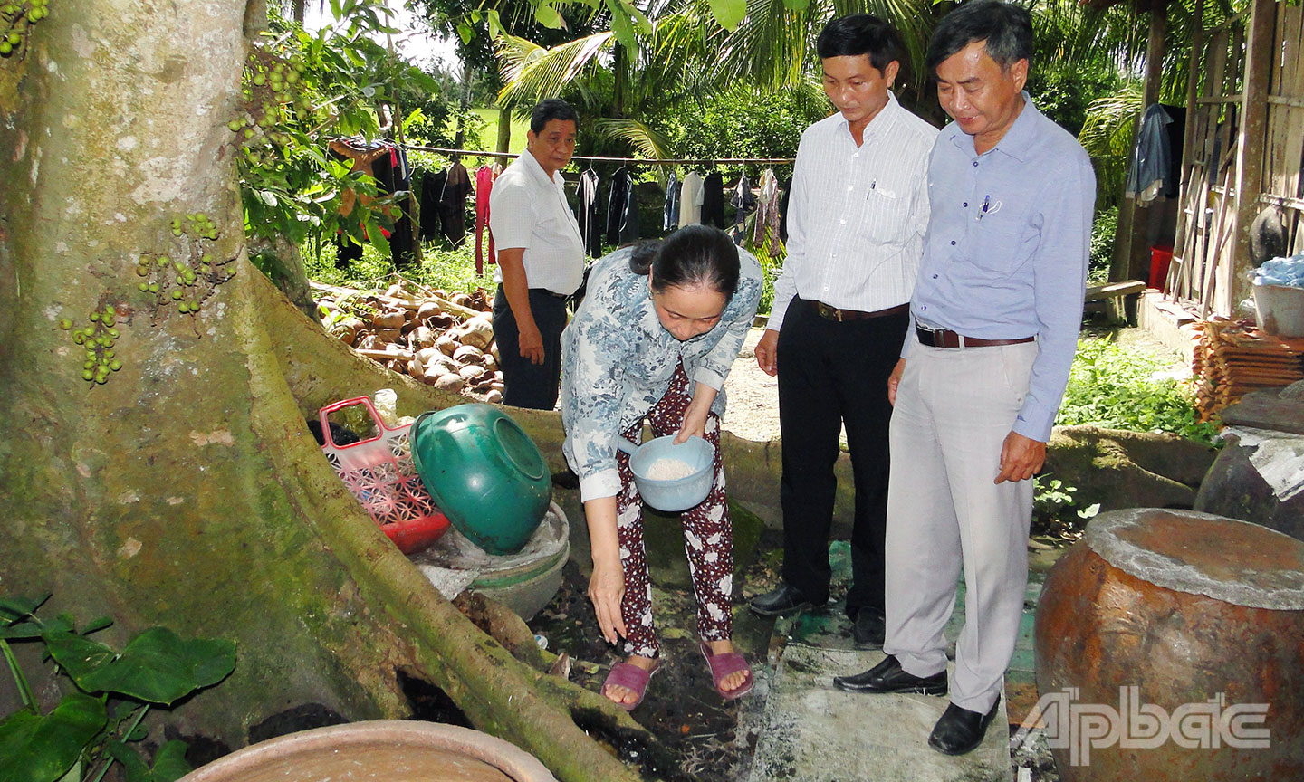 Giám đốc Trung tâm Y tế Cái Bè Trần Duy Minh và PCT UBND xã Hậu Minh Trinh đến hộ gia đình kiểm tra lăng quăng và hướng dẩn xử lý lăng quăng tại các hóc cây có nước đọng.