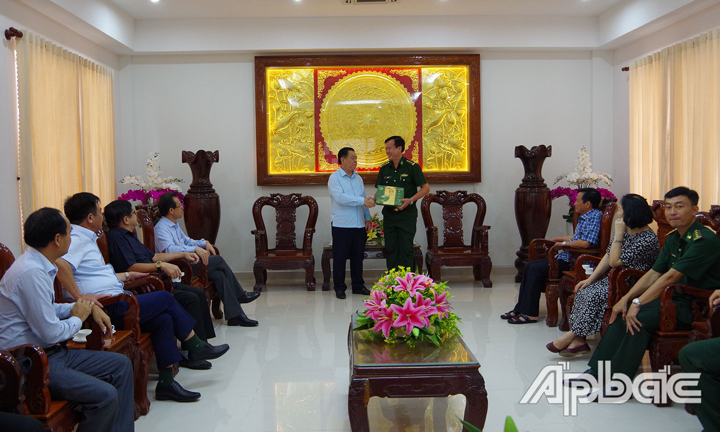 Đồng chí Nguyễn Trọng Nghĩa, Bí thư Trung ương Đảng, Trưởng Ban Tuyên giáo Trung ương tặng quà cho Bộ Chỉ huy BĐBP tỉnh Tiền Giang.