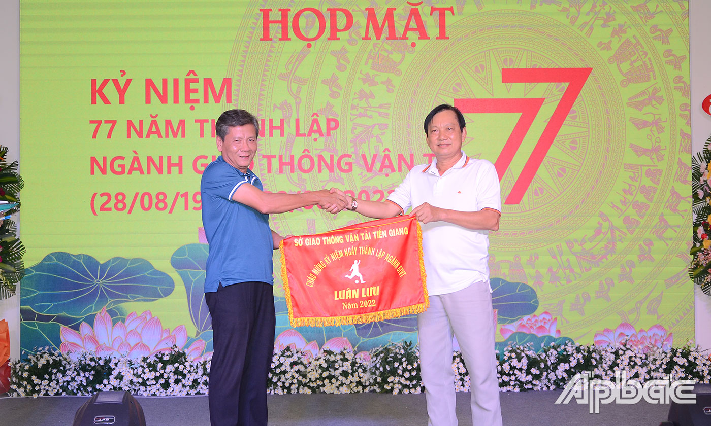 Trao cờ đăng cai hội thao truyền thống năm 2023 cho Sở GTVT tỉnh Tây Ninh.