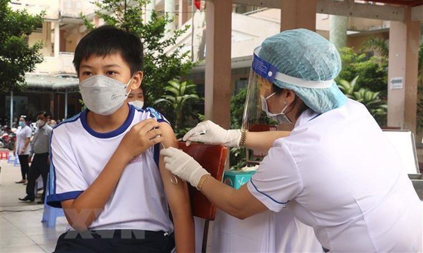 Nhân viên y tế tiêm vaccine cho học sinh lớp 6 tại Trường THCS Lê Quý Đôn, thành phố Vĩnh Long. (Ảnh: TTXVN)