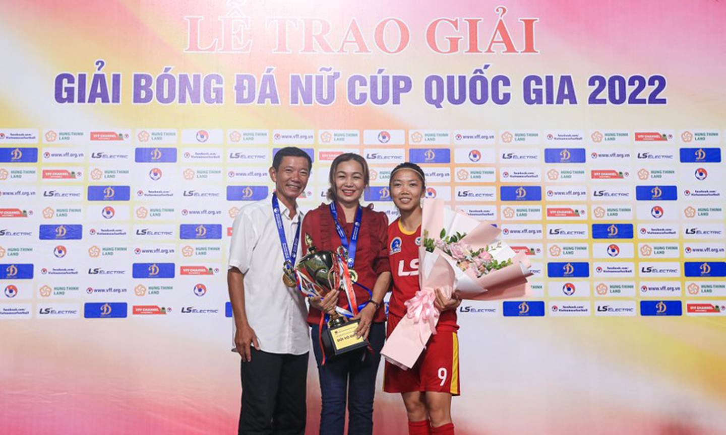 Huỳnh Như chụp ảnh lưu niệm với bố mẹ ngay sau lễ trao giải.