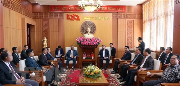 Secretary of the Party Committee of Quang Nam province Phan Viet Cuong receives Let Xaynhaphon, Secretary of the Party Committee of Laos’s Attapeu province (Photo: VNA).