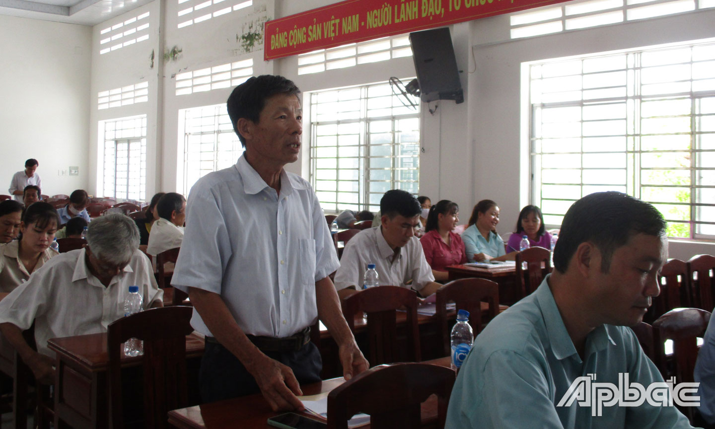 Đảng viên xã Hội Xuân phát biểu tại buổi gặp gỡ.