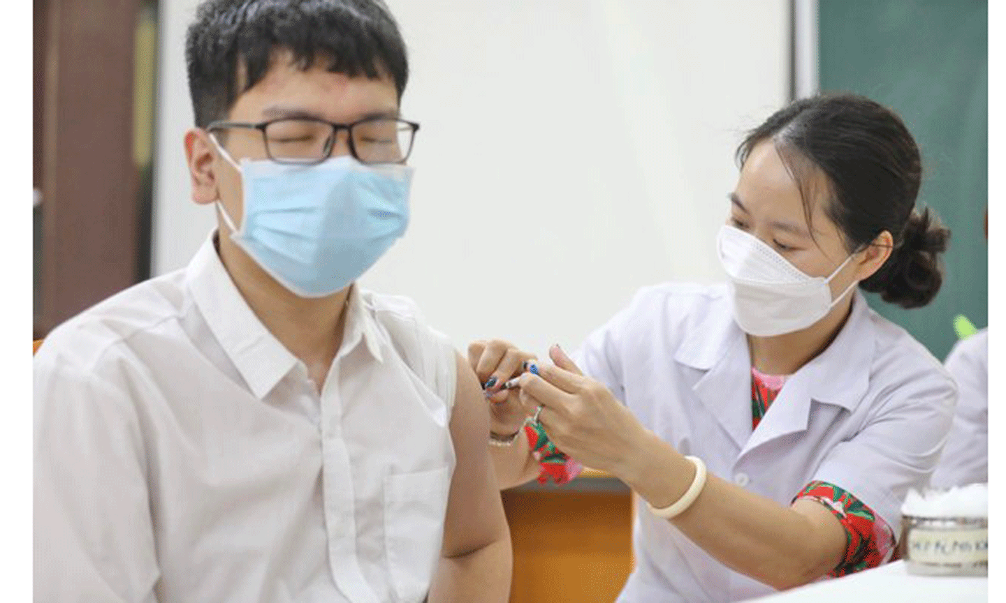 Các chuyên gia tiếp tục nhấn mạnh, tiêm vaccine vẫn là biện pháp chiến lược quan trọng nhất, quyết định trong phòng, chống dịch COVID-19 - Ảnh: VGP/Hiền Minh