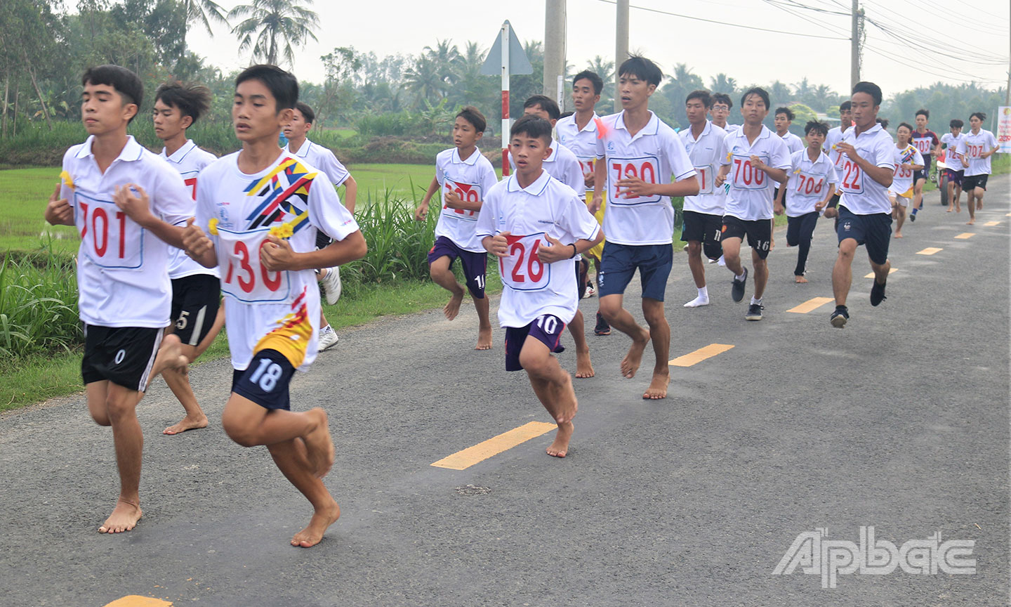 Nhiều hoạt động TDTT do các cơ quan, đơn vị tổ chức thu hút đông đảo người dân tham gia (trong ảnh: Các VĐV tham gia Giải Việt dã Báo Ấp Bắc lần thứ 36).