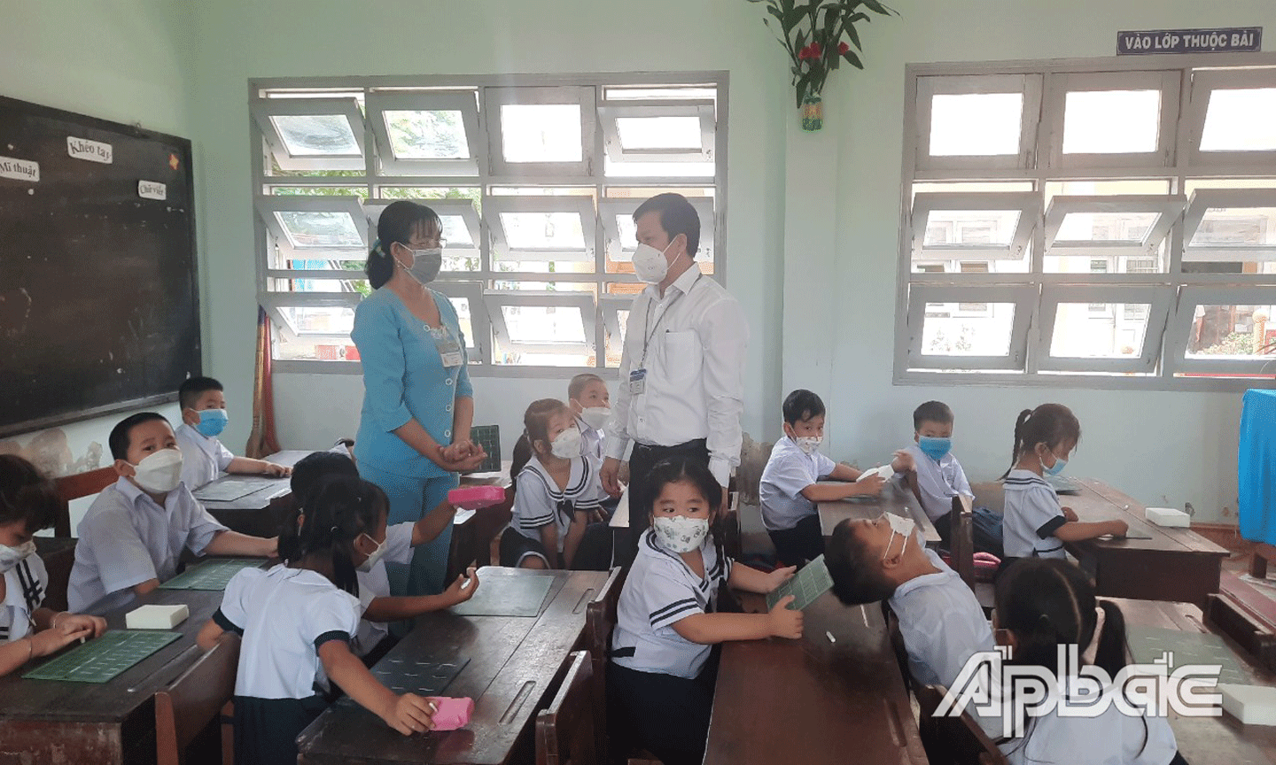 Tiến sĩ Lê Quang Trí  thăm hỏi, động viên giáo viên và học sinh trong tuần lễ tựu trường đầu năm tại Trường Tiểu học Đỗ Văn Châu, huyện Gò Công Tây. 