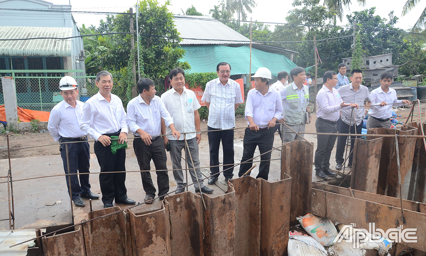 Kiểm tra tiến độ thi công cống Rạch Gầm.