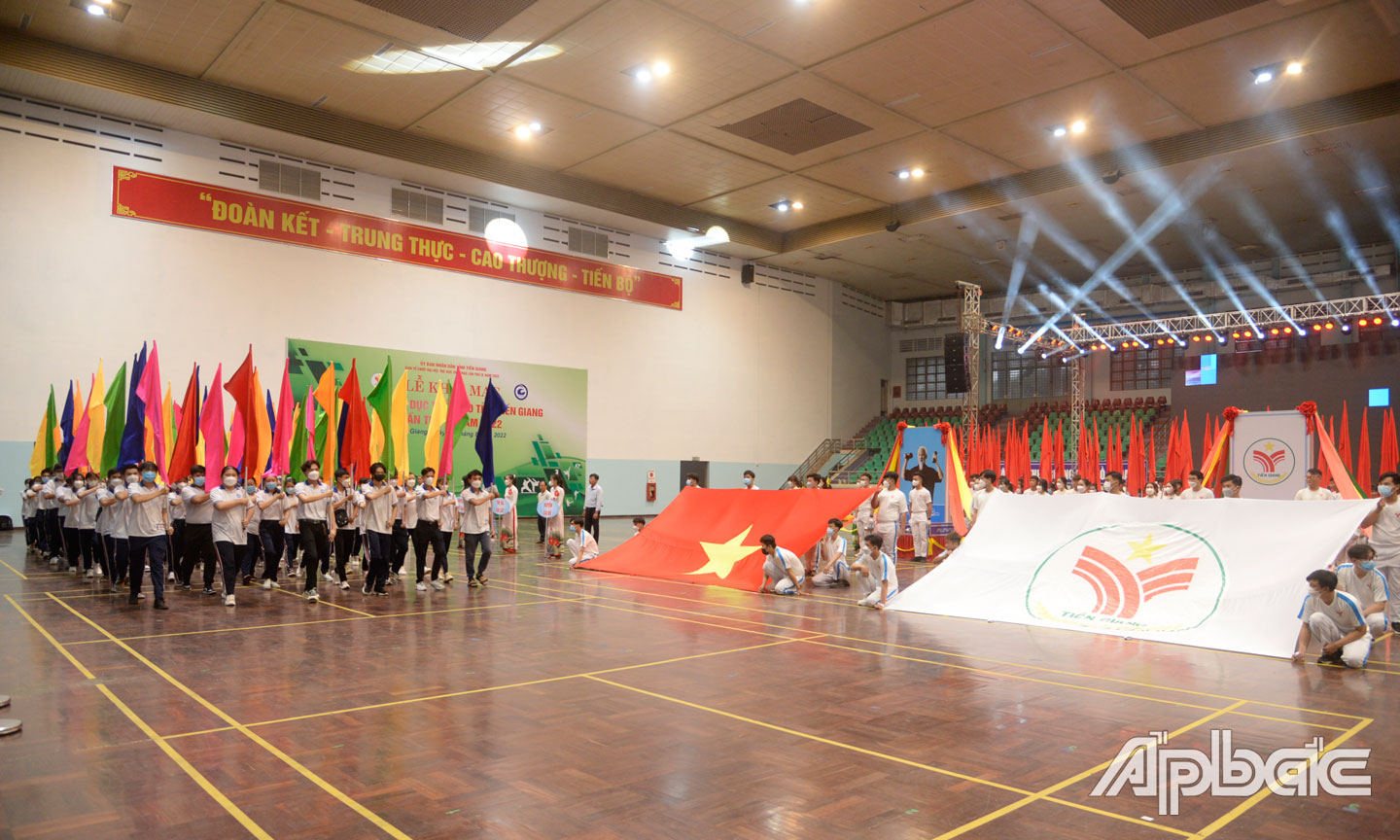 Các VĐV thực hiện nghi thức diễu hành tại buổi tổng duyệt Lễ khai mạc Đại hội TDTT tỉnh Tiền Giang lần thứ IX năm 2022.