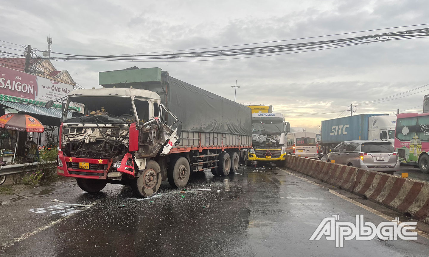 2 phương tiện chắn ngang hết phần đường khiến phương tiện kẹt xe kéo dài.