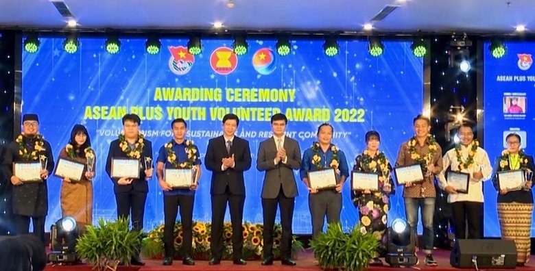 Ten individuals honoured as the winners of ASEAN Plus Youth Volunteer Award 2022. (Photo: VNA).