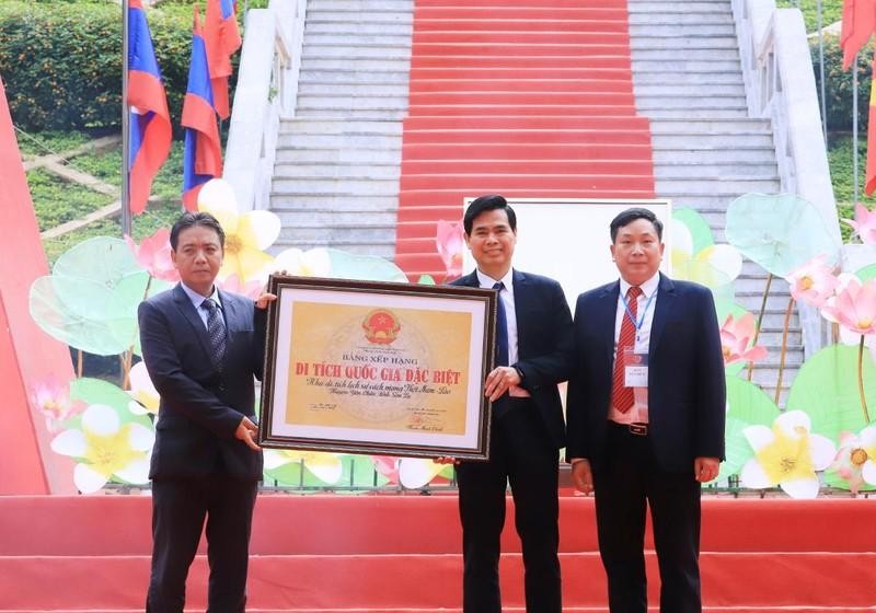 Son La receives a certificate recognising the Vietnam-Laos revolutionary historical relic site as a special national relic site. (Photo: NDO).