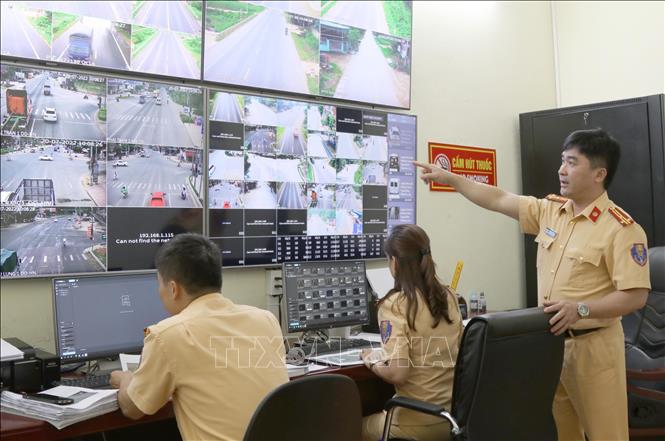 Hình ảnh từ camera giám sát được truyền về Trung tâm tại Phòng CSGT Lạng Sơn để xử lý các hành vi vi phạm. Ảnh minh họa: Quang Duy/TTXVN