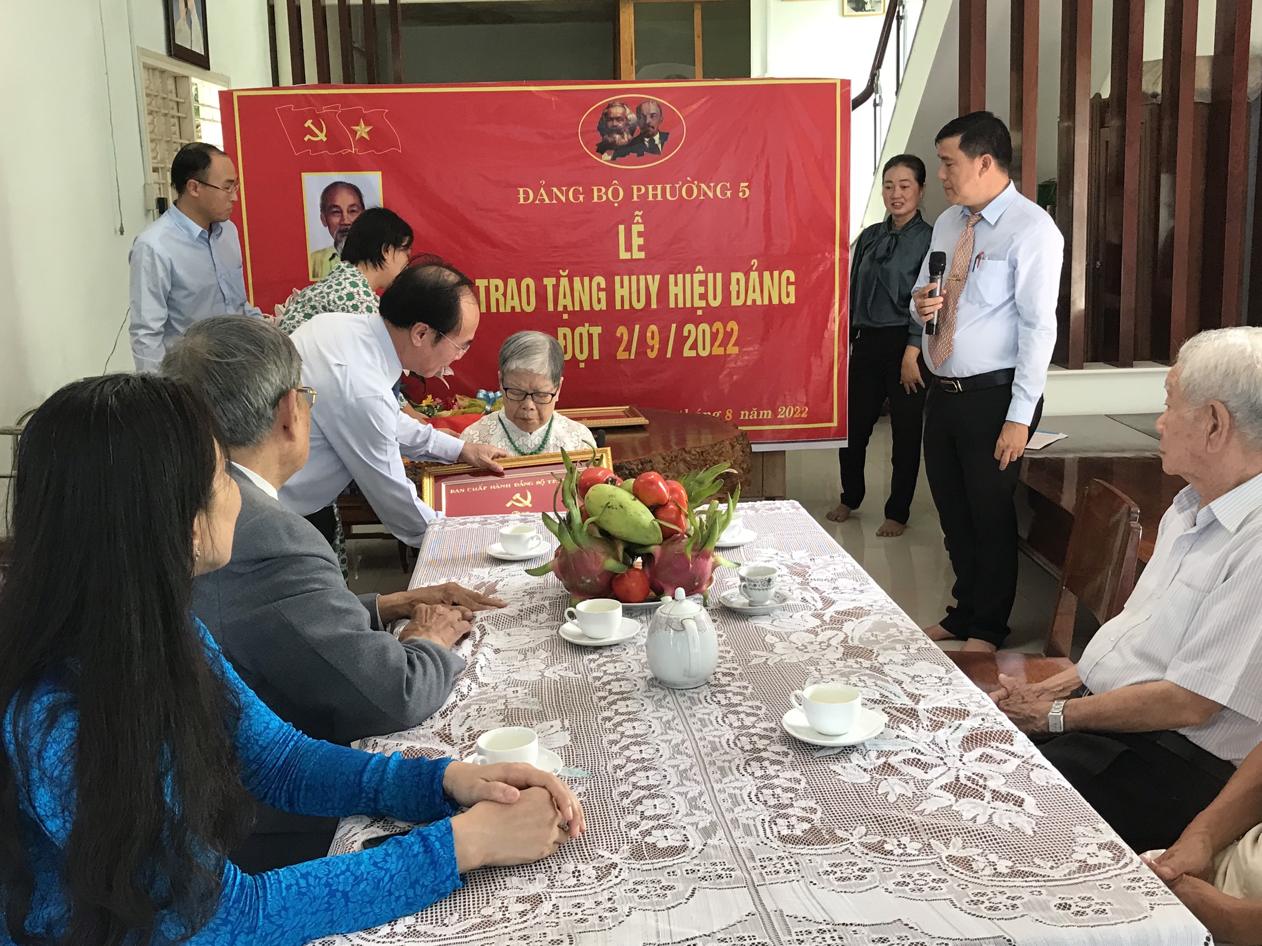 Đảng bộ phường 5 tổ chức trao Huy hiệu Đảng tại nhà cho đồng chí 