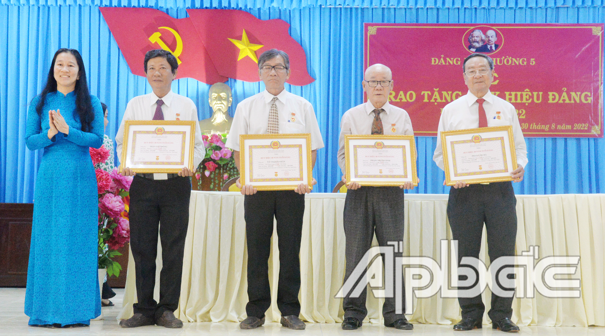 Dịp Quốc khánh 2-9 năm nay Đảng bộ phường 5 có 4 đảng viên được nhận Huy hiệu 40 năm tuổi Đảng