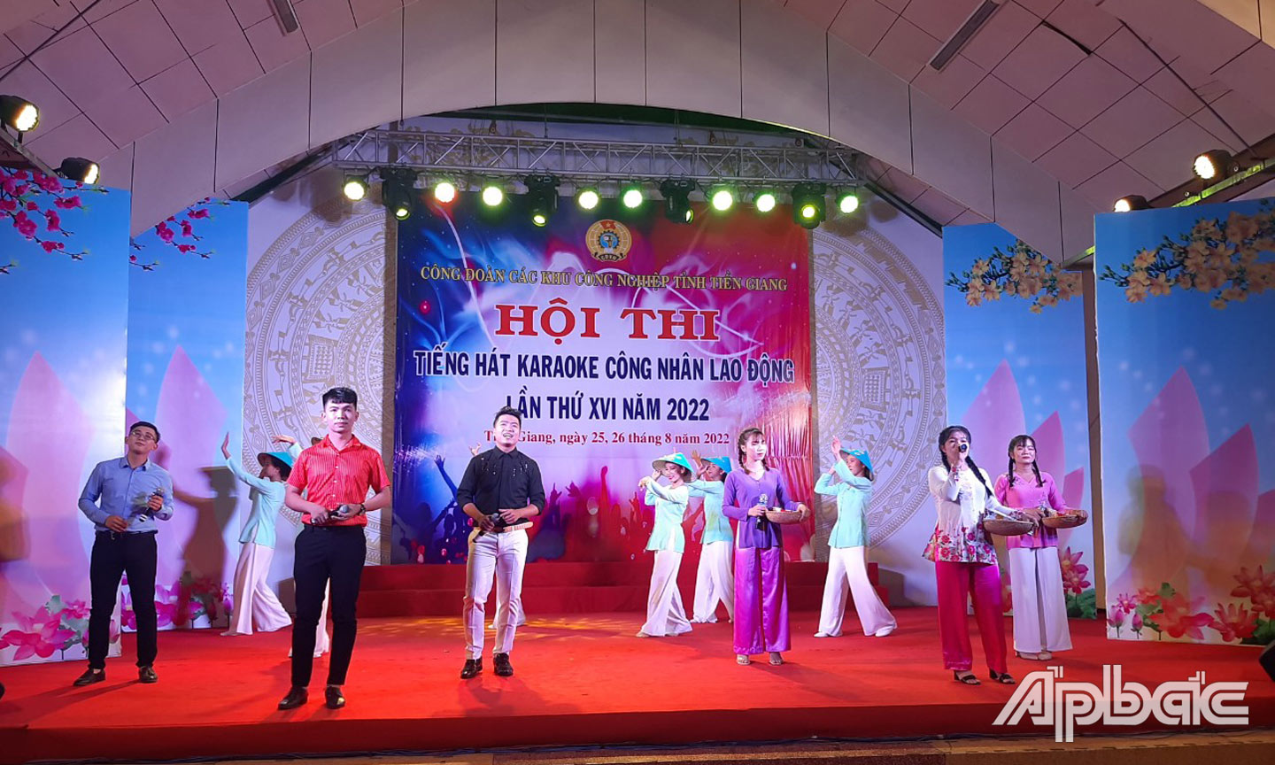 Công nhân, lao động tham gia Hội thi Tiếng hát karaoke lần thứ XVI năm 2022. 