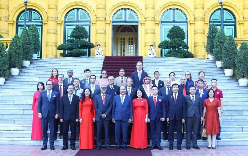 President Nguyen Xuan Phuc and international delegates. (Presidential Office).