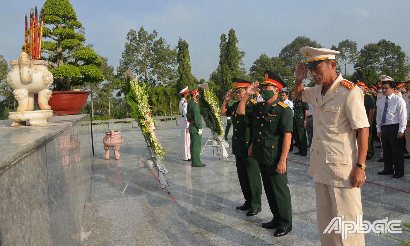 Lực lượng vũ trang, Hội Cựu chiến binh thắp nhang tại Nghĩa trang liệt sĩ tỉnh.