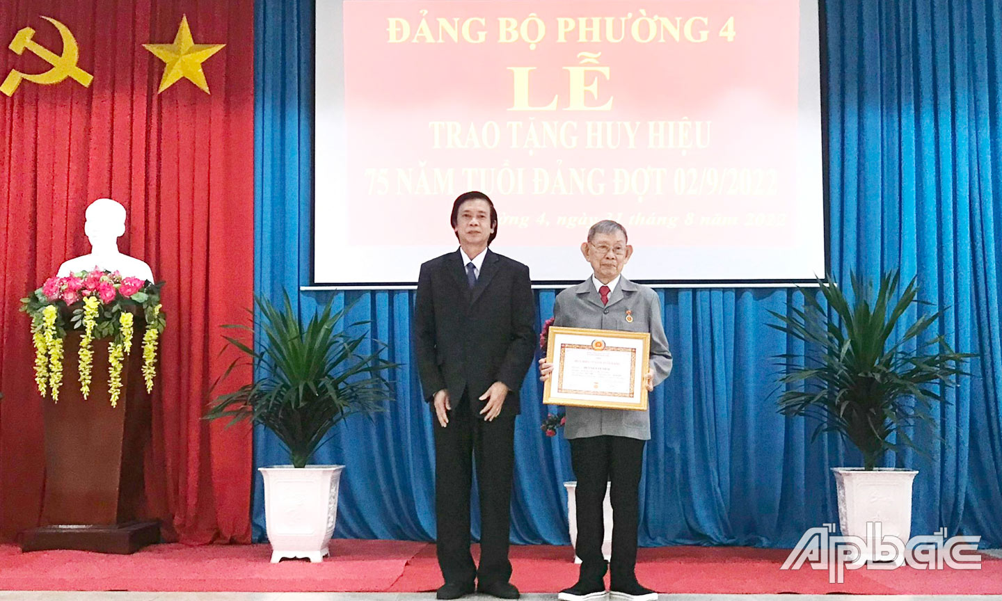 Đồng chí Nguyễn Văn Danh trao Huy hiệu 75 năm tuổi Đảng cho đồng chí Huỳnh Văn Niềm.