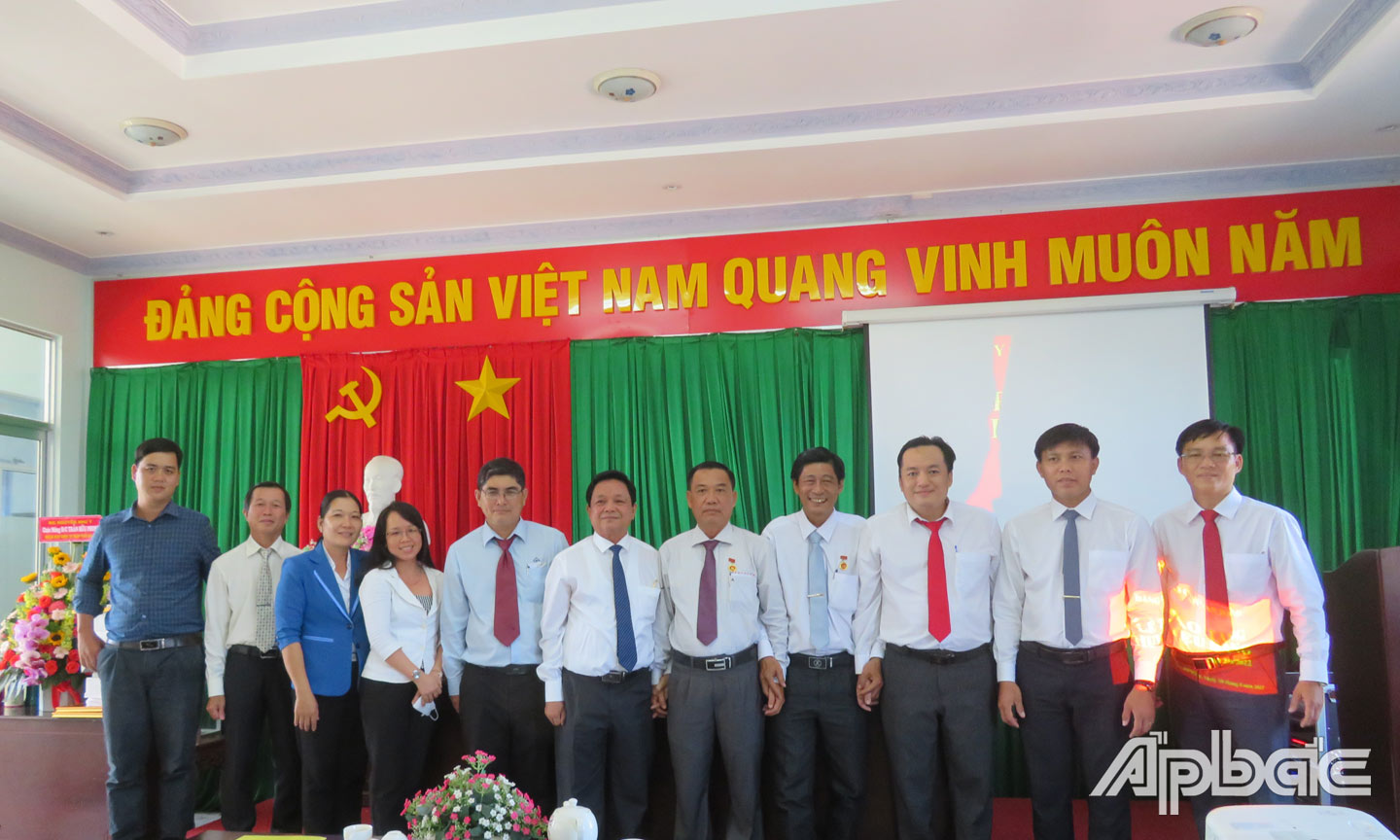 Đồng chí Trần Hữu Phong chụp ảnh lưu niệm với cán bộ, đảng viên.