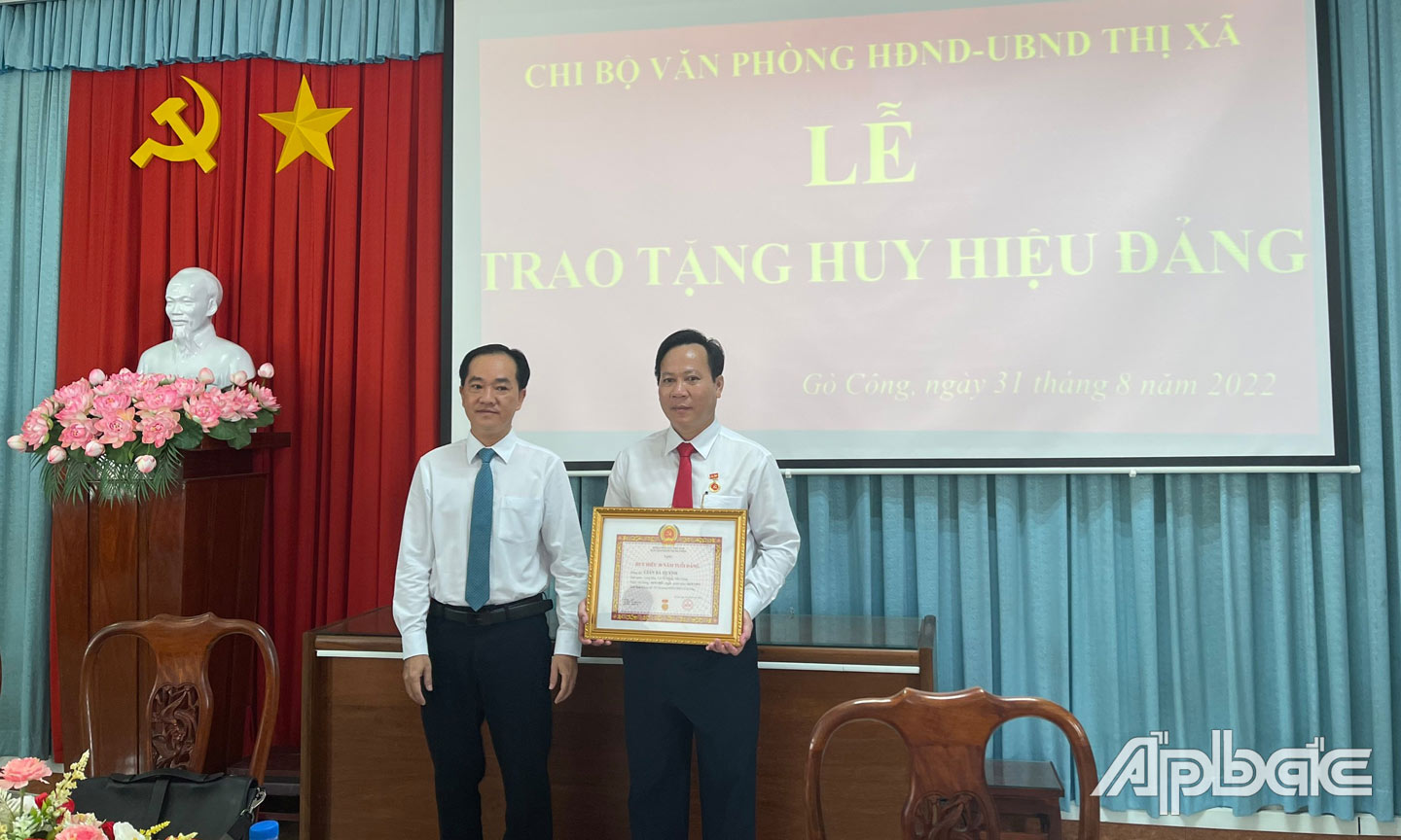 Đồng chí Nguyễn Kiên Cường, Tỉnh ủy viên, Bí thư Thị ủy trao Huy hiệu 30 tuổi Đảng.