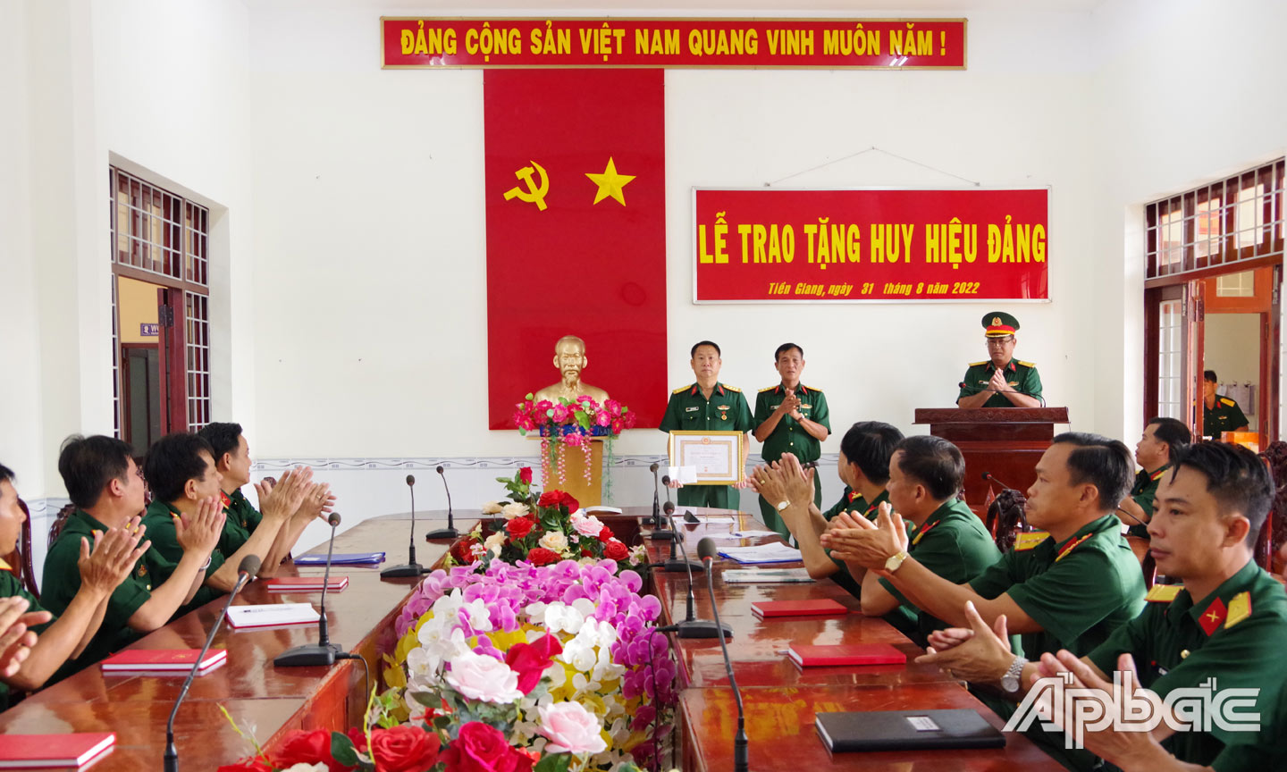Thượng tá Trần Văn Bé Sáu, Bí thư Đảng ủy Phòng Tham mưu trao Huy hiệu 30 năm tuổi Đảng cho đồng chí Trần Văn Khôi.