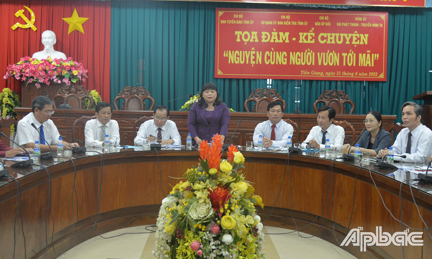 Bí thư Đảng ủy Khối cơ quan quan và doanh nghiệp tỉnh Thái Ngọc Bảo Trâm phát biểu tại buổi tọa đàm.