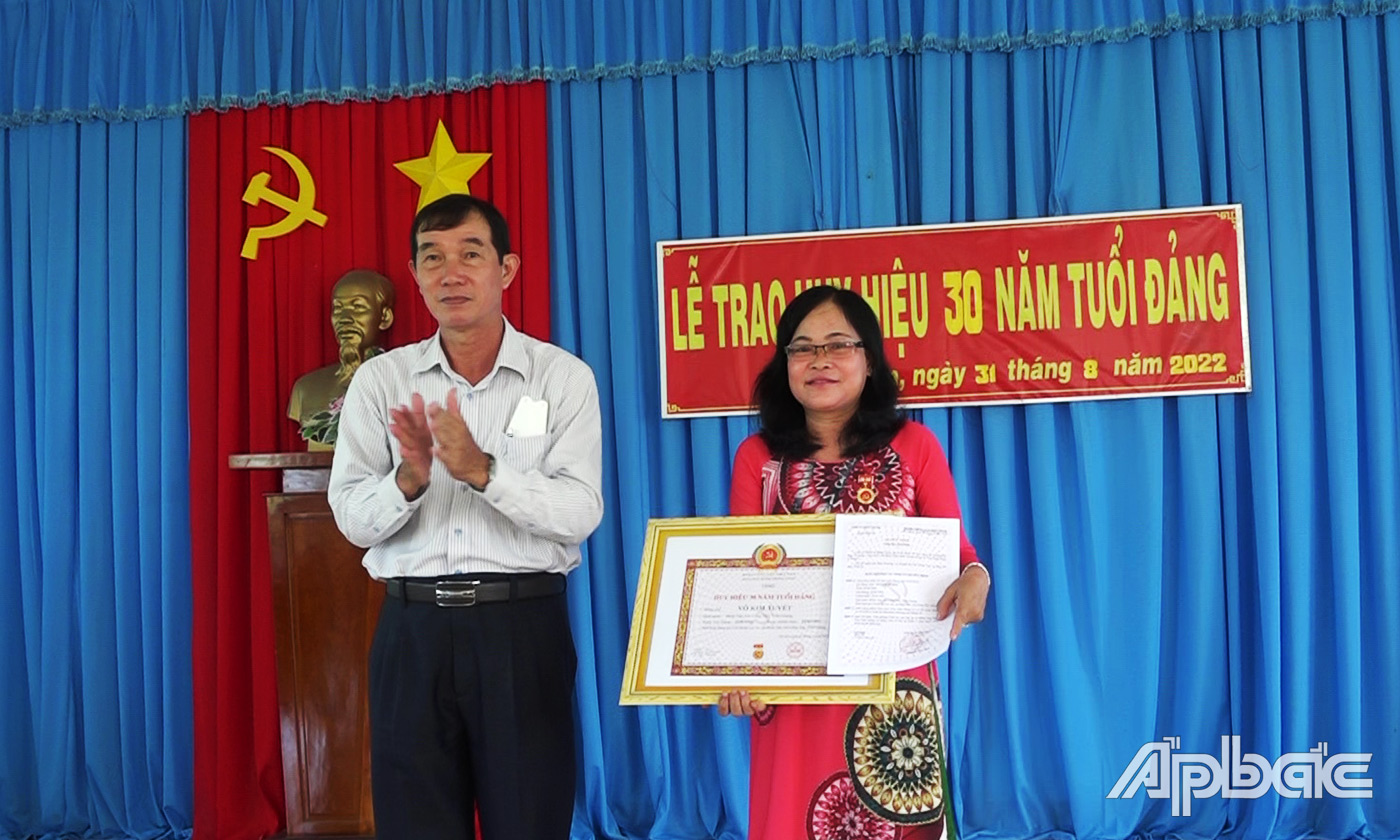 Phó Chủ tịch UBND huyện Gò Công Tây Nguyễn Thanh Tuấn hứa hẹn tại hội nghị