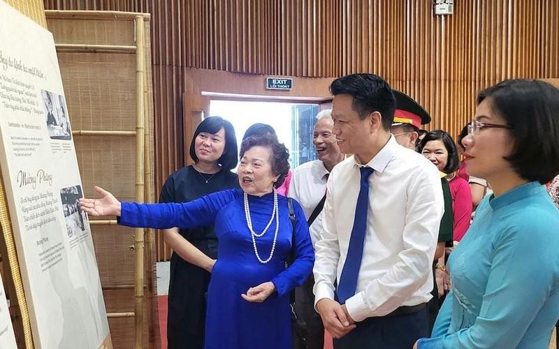 Poet-journalist Nguyen Thi My Dung recites her poem to the visitors at the exhibition.