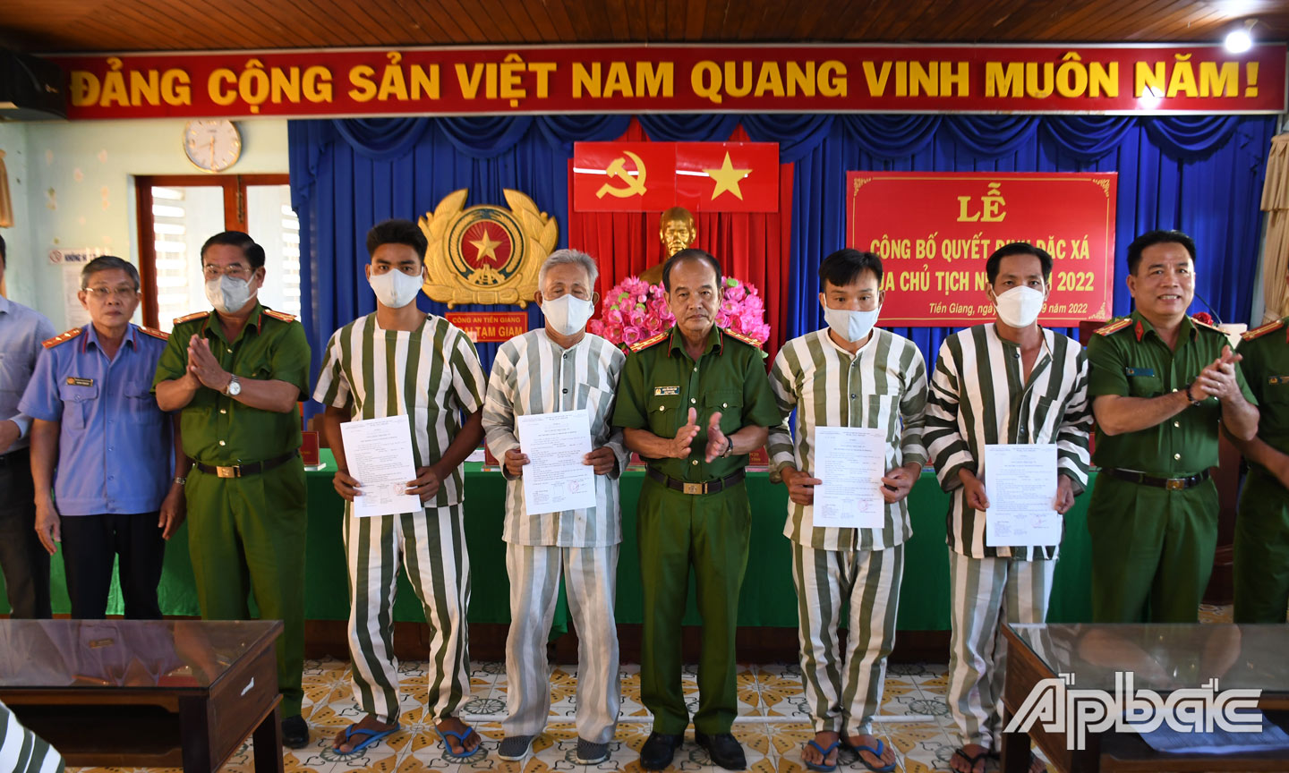 Đại tá Nguyễn Văn Tảo trao quyết định đặc xá cho phạm nhân. 