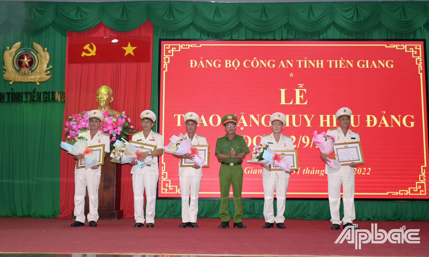Đại tá Nguyễn Văn Tảo trao Huy hiệu 30 tuổi Đảng cho 5 đảng viên.   