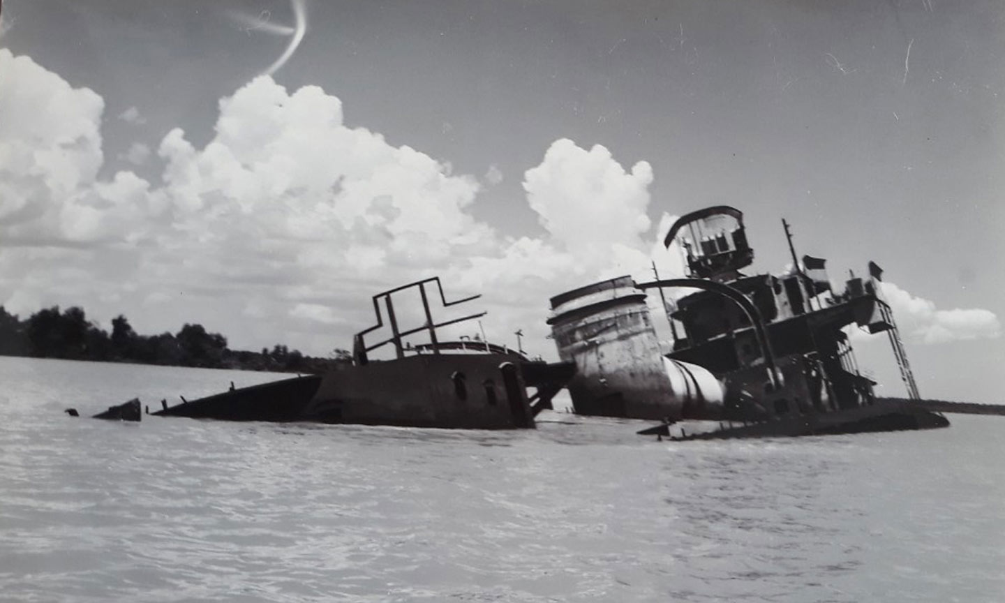  Chiếc tàu cuốc Jamaicabay đồ sộ và 12 tàu bảo vệ chìm dần xuống đáy sông. Tầng trên của tàu cuốc  vẫn trồi lên trên mặt sông, sau nhiều năm tháng nó như một vật chứng về sự thất bại thảm hại của  quân đội Mỹ trong thời gian đầu đến đồng bằng Nam bộ. Ảnh do Nhà báo Trần Biểu sưu tầm và cung cấp.