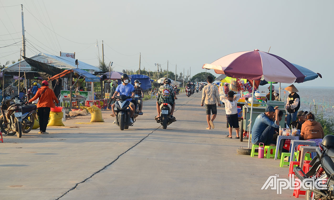 Đê biển Gò Công trở thành điểm đến hấp dẫn du khách.