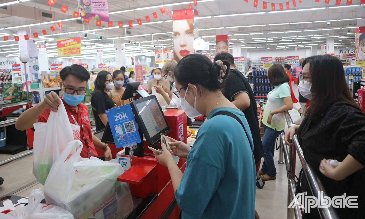 Khách hàng tham quan mua sắm tại Trung tâm thương mại Go! Mỹ Tho. Dịp này, các mặt hàng được người dân lựa chọn nhiều chủ yếu là thực phẩm chế biến sẵn, hoa quả tươi, thực phẩm tươi sống, hàng gia dụng thiết yếu…