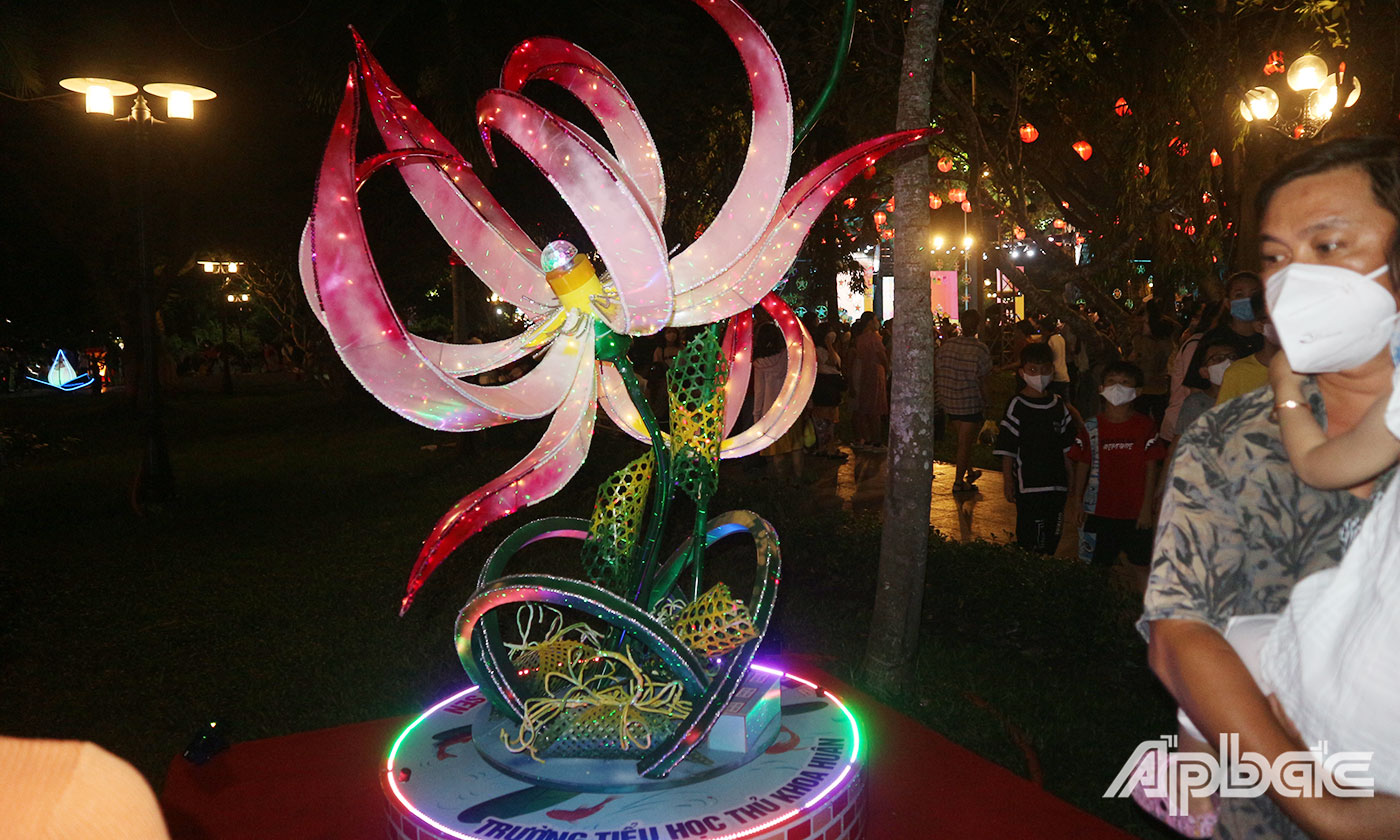 Lồng đèn được các đơn vị thiết kế tinh sảo, sáng tạo trưng bày tại Lễ hội