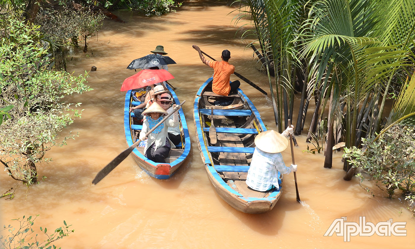 Du khách đến tham quan tại cù lao Thới Sơn.