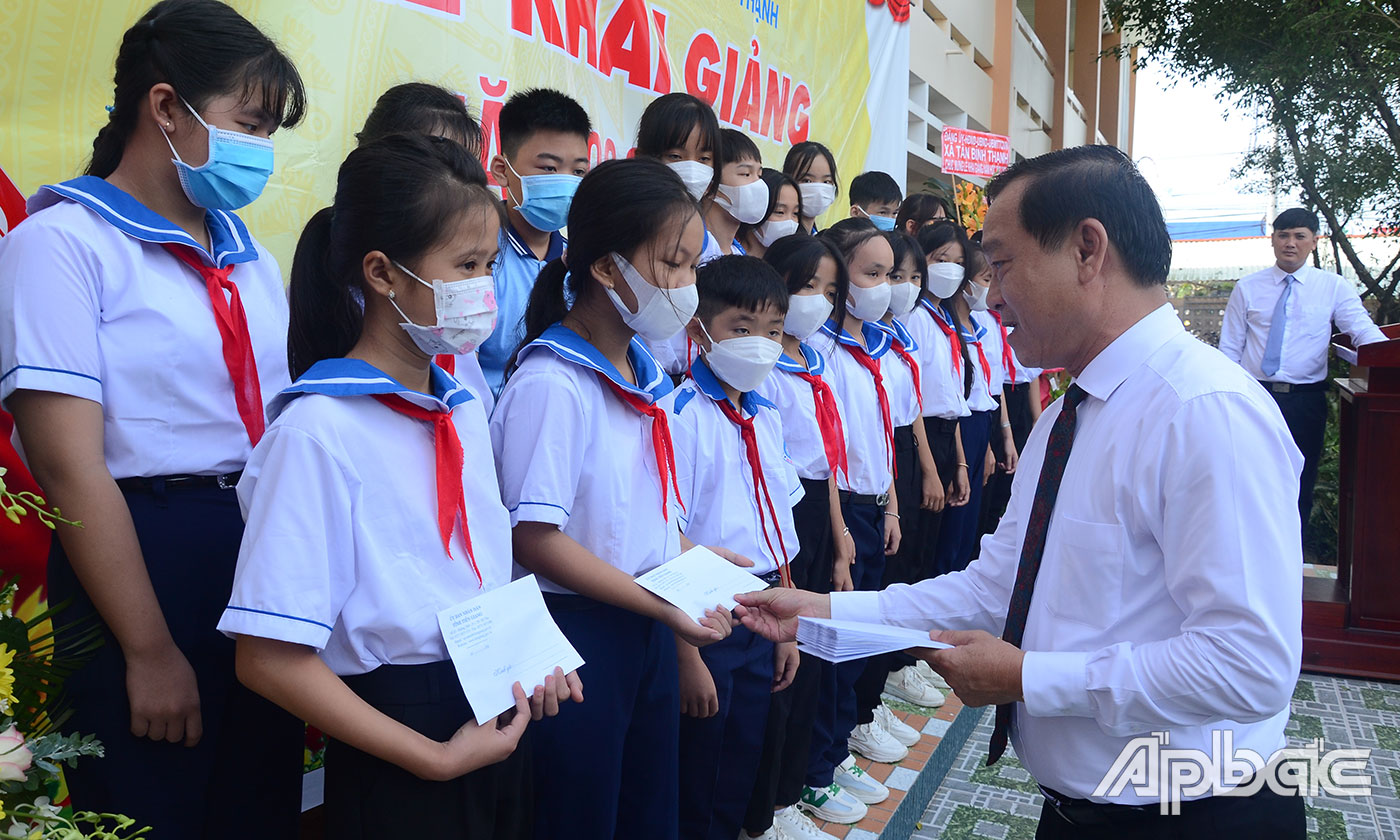 Đồng chí Nguyễn Văn Vĩnh trao học bổng cho các em học sinh có hoàn cảnh khó khăn, vượt khó học tốt.