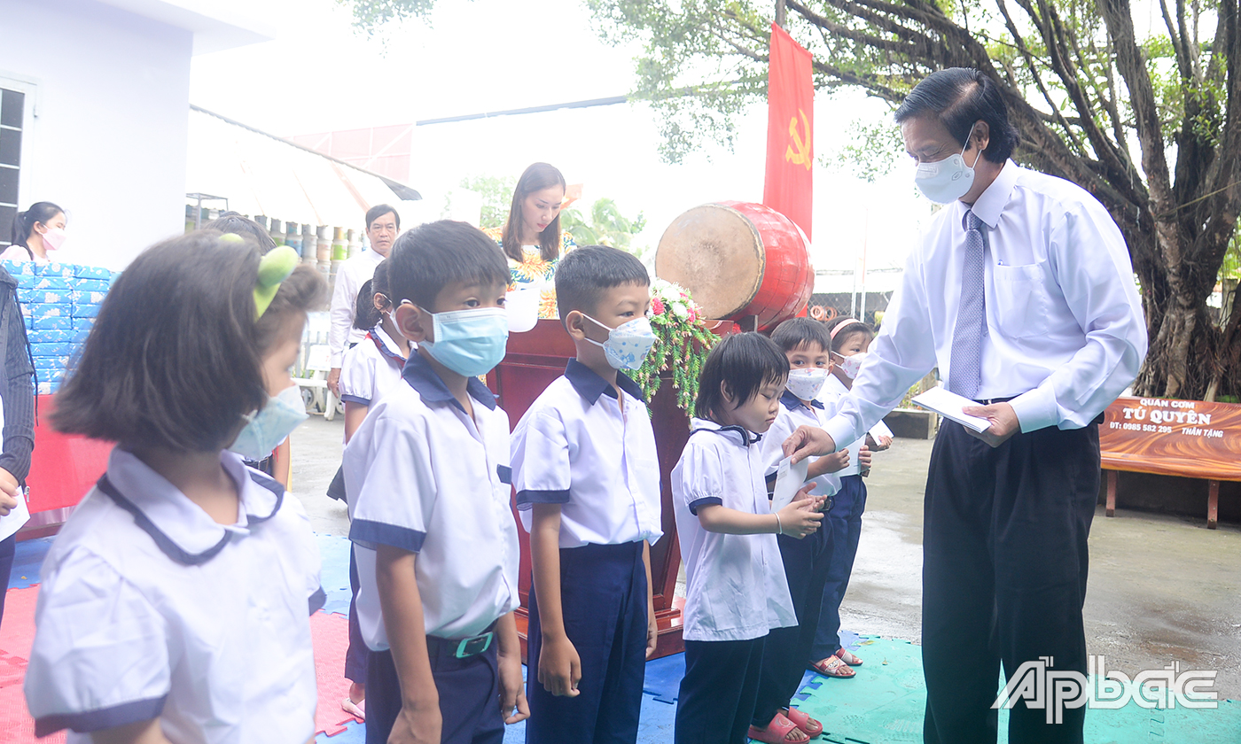 Đồng chí Nguyễn Văn Danh trao suất học bổng cho các học sinh có hoàn cảnh khó khăn, vươn lên học tập tốt.