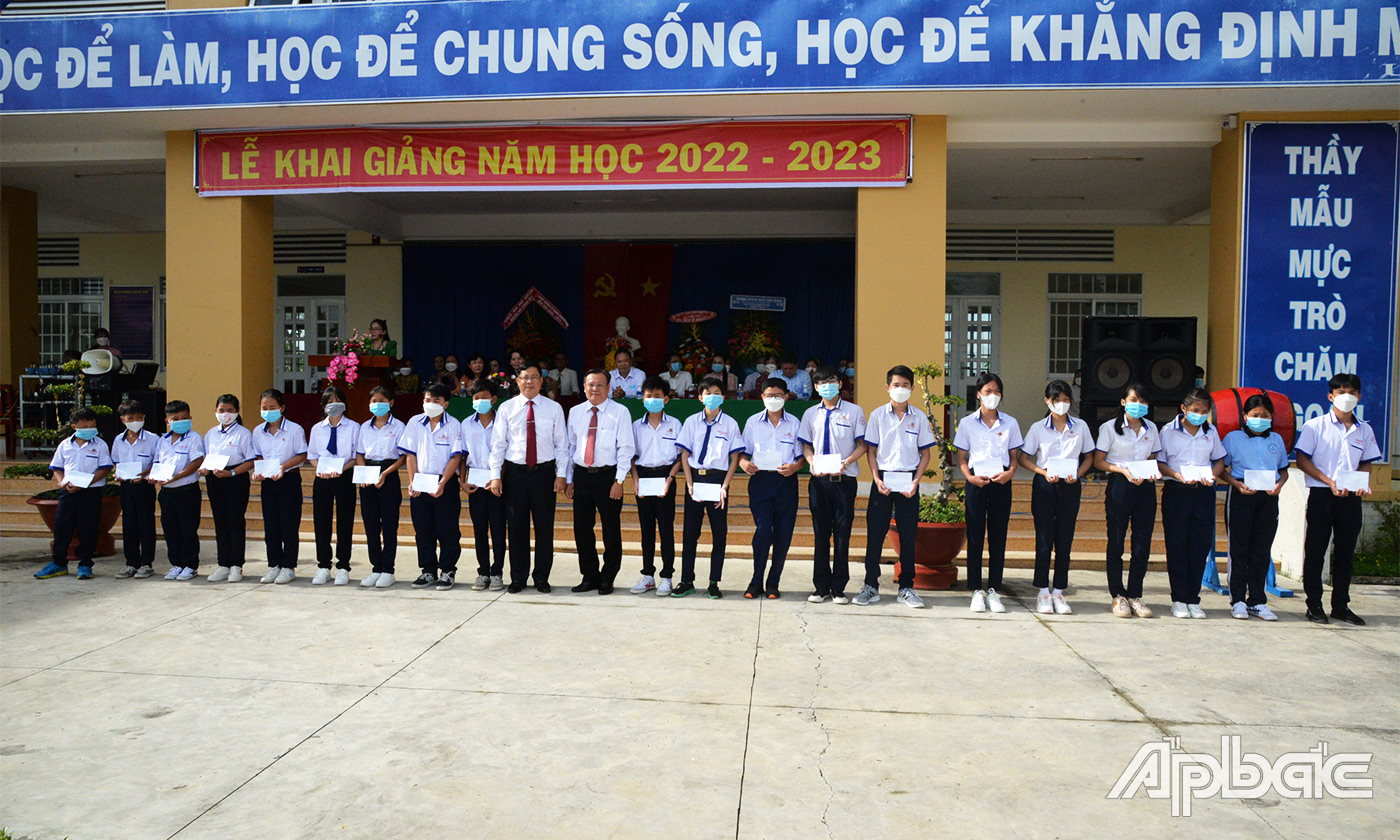 Lãnh đạo tỉnh, huyện trao học bổng cho các em học sinh