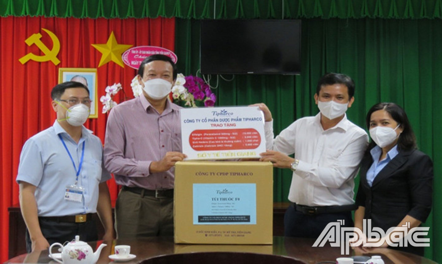 Công ty cổ phần Dược phẩm Tiphaco hỗ trợ túi thuốc an sinh phòng, chống Covid-19.