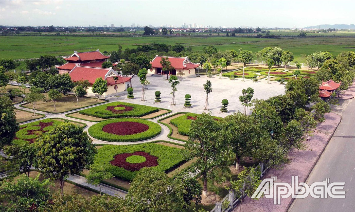 Khu lưu niệm Tổng Bí thư Lê Hồng Phong nằm giữa một làng quê yên bình thuộc xã Hưng Thông, huyện Hưng Nguyên, tỉnh Nghệ An.