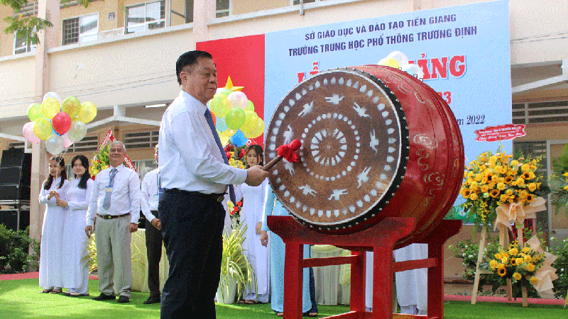 Secretary of the Party Central Committee (PCC) cum Head of the PCC’s Commission for Communication and Education Nguyen Trong Nghia beats the drum to open the new school year at Truong Dinh High School in Go Cong Town, Tien Giang Province. (Photo: Bao Ap Bac).