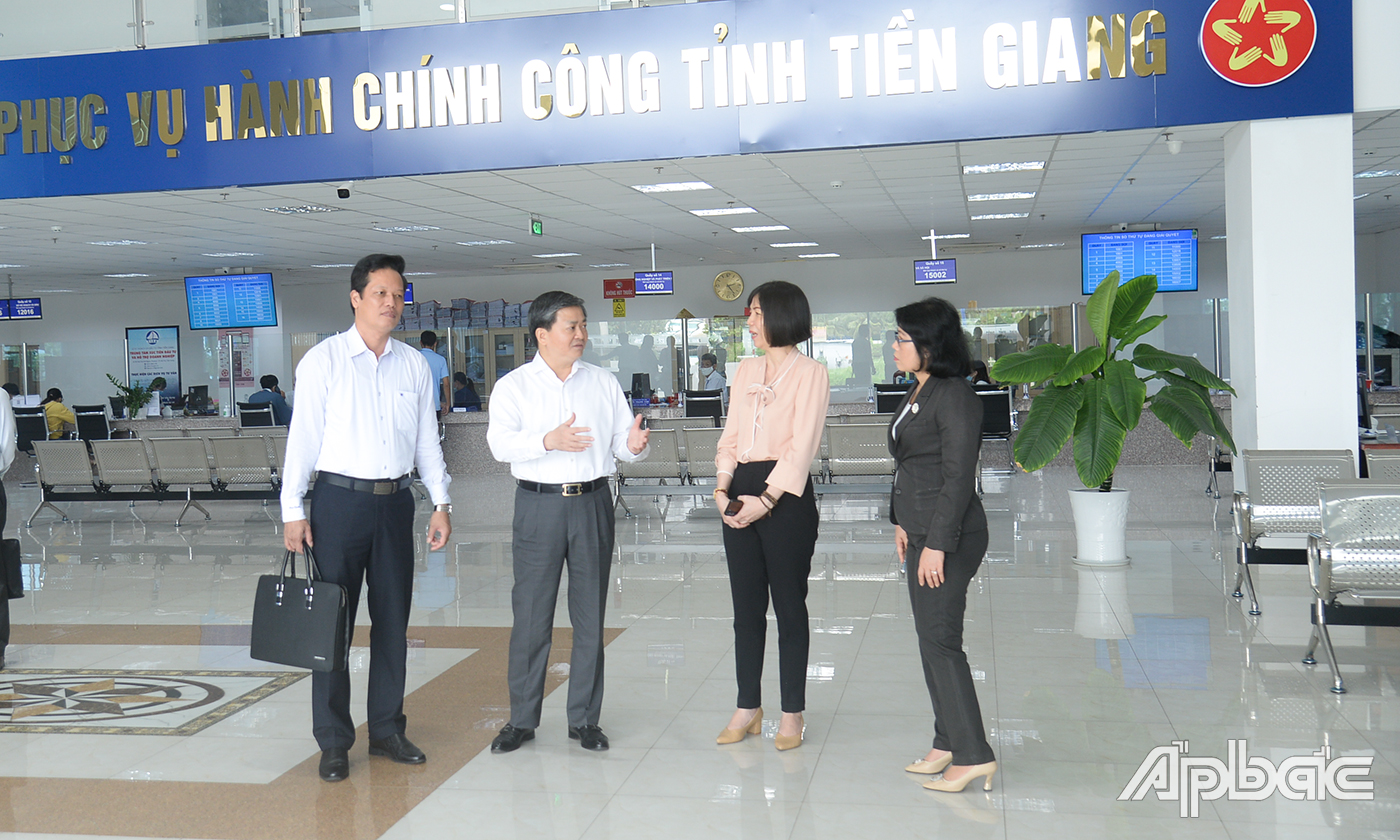 Lãnh đạo Tỉnh ủy Bến Tre tham quan Trung tâm Phục vụ hành chính công Tiền Giang.