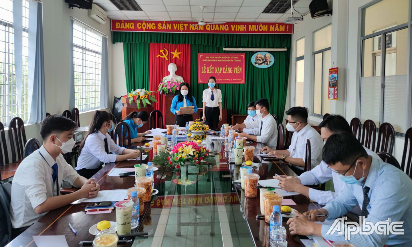 Đảng ủy các KCN tỉnh chú trọng công tác tạo nguồn, phát triển đảng viên trong DNNNN.