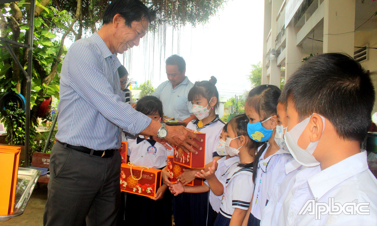 Phó Tổng Biên tập Báo Ấp Bắc Phạm Văn Sơn trao quà trung thu cho các em học sinh.