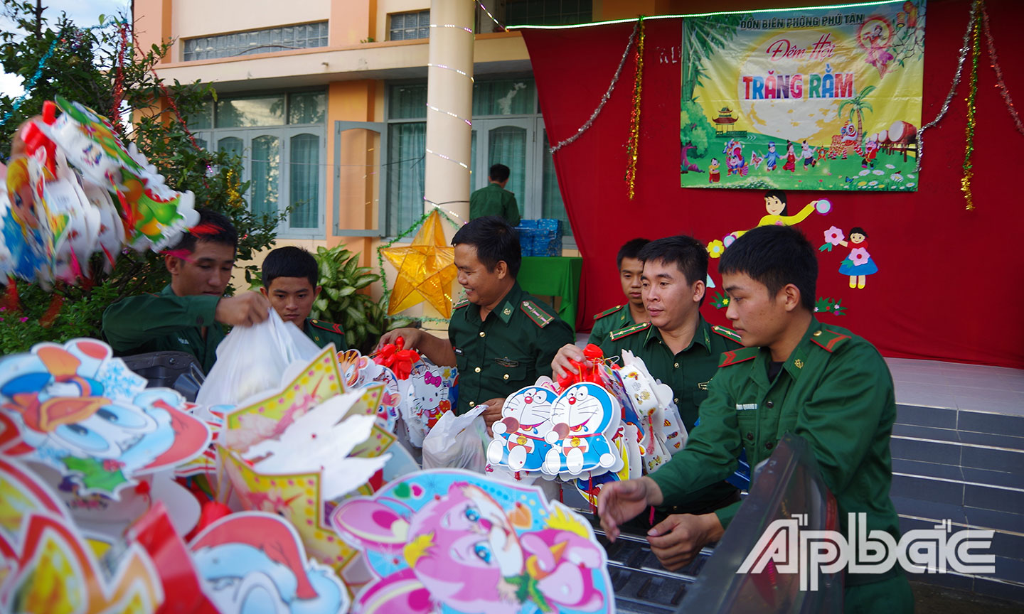 Các chiến sĩ Biên phòng chuẩn bị quà Trung thu cho các cháu.