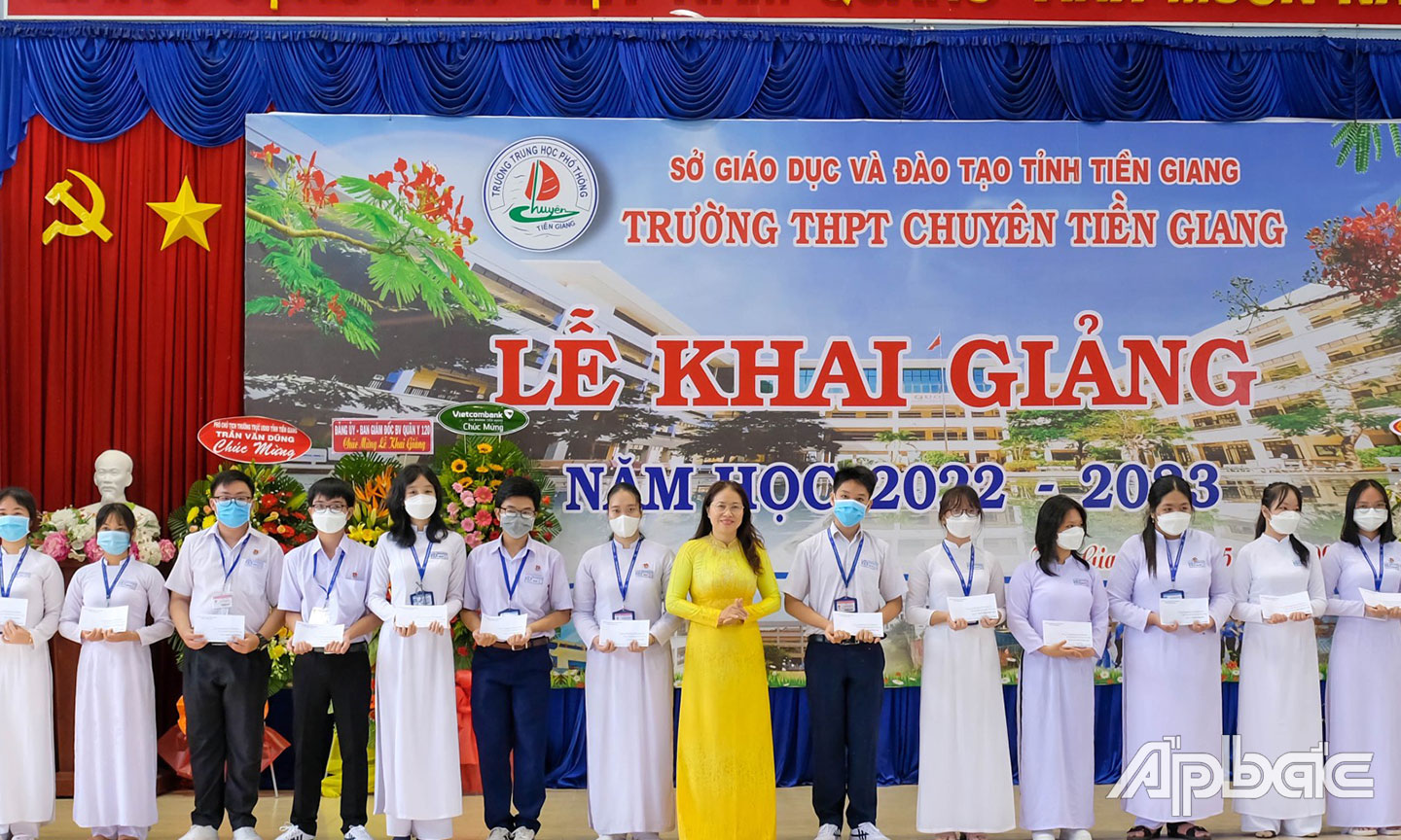 Bà Nguyễn Thị Tuyết – Giám đốc Vietcombank Tiền Giang (đứng thứ 10 từ phải sang) trao học bổng tại trường THPT chuyên Tiền Giang
