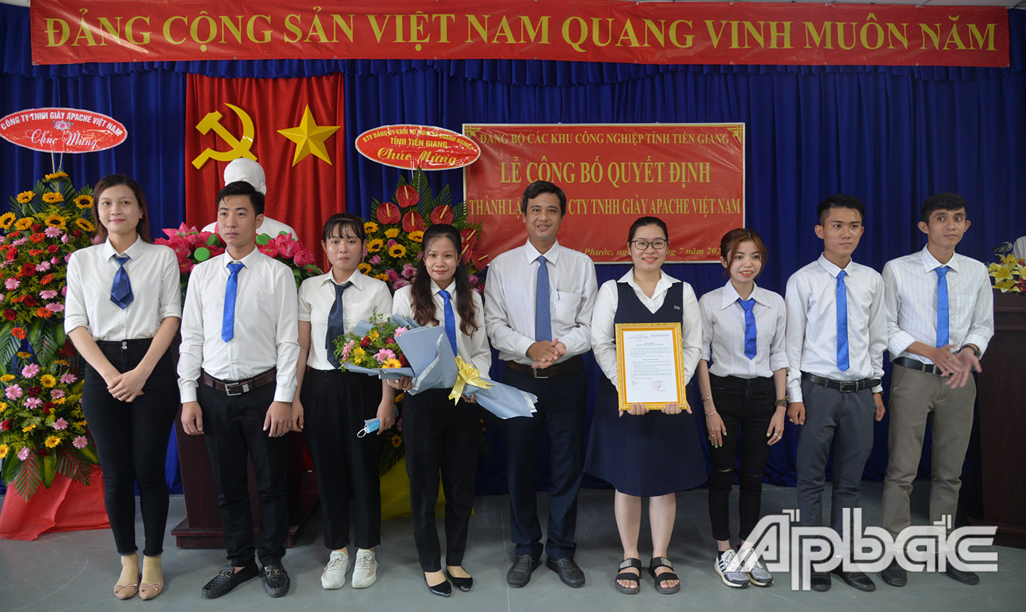 Đồng chí Trần Minh Diễn trao quyết định thành lập Chi bộ Công ty TNHH Giày Apache Việt Nam.